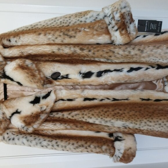Luxurious Faux Fur Coat in Brown and Black (Short) - Picture 2 of 6
